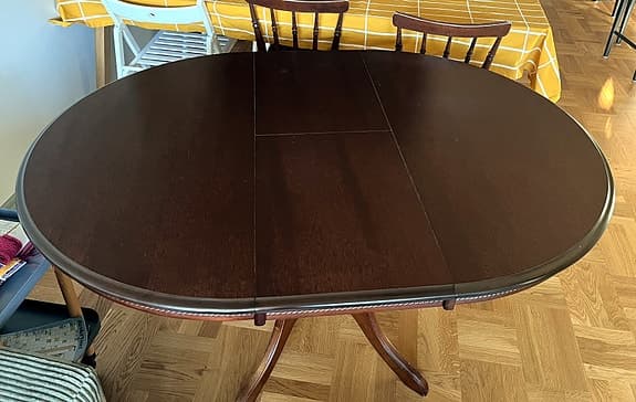 Runt utdragbart matbord med pelarfot. 105–140 cm