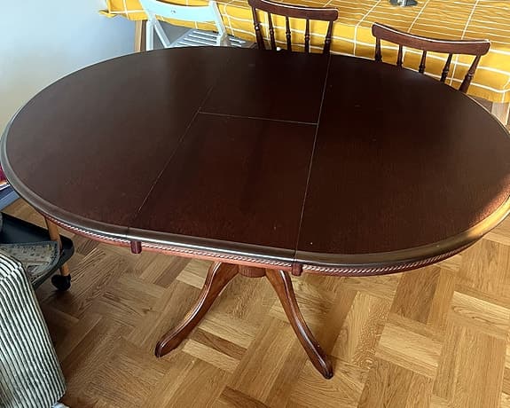 Runt utdragbart matbord med pelarfot. 105–140 cm