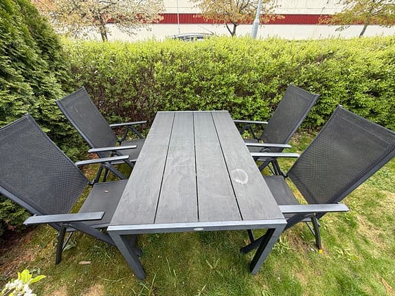 Utegrupp med bord och 4 stolar i svart/grått