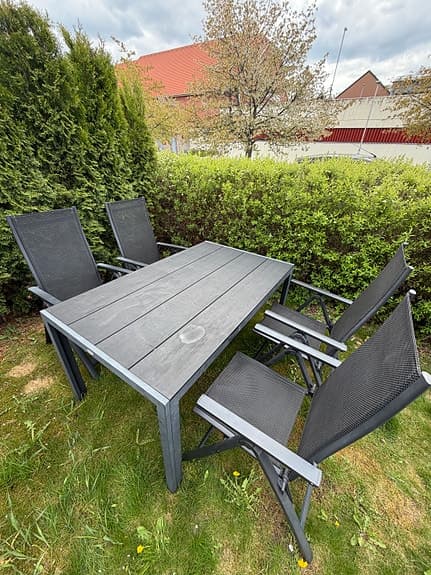 Utegrupp med bord och 4 stolar i svart/grått