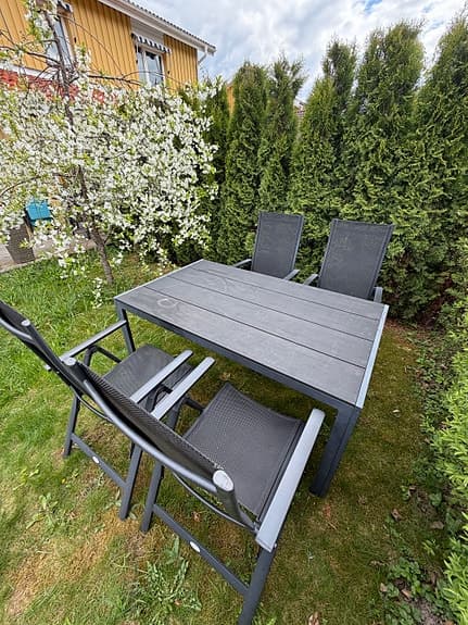 Utegrupp med bord och 4 stolar i svart/grått