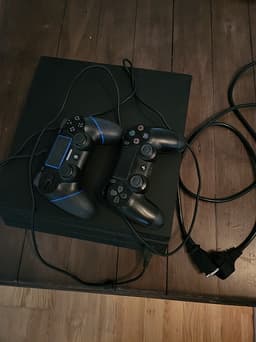 PS4 Pro 1TB med 2 kontroller + 12 spel