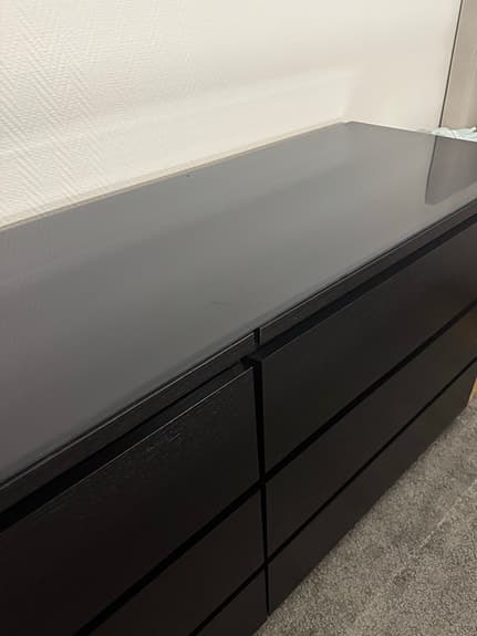 Malmbyrå med glasskiva