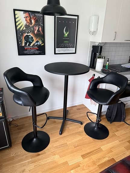 Bord och 2 st barstolar(höj/sänkbara)