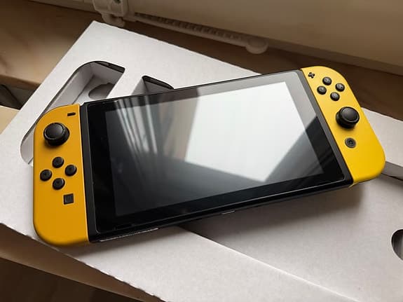 Nintendo Switch Pokémon Let's Go Eevee Edition med Poke Ball Plus