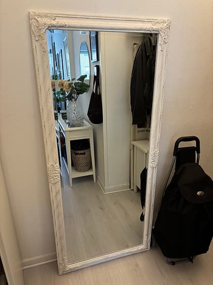 Fin, helfigurspegel med dekorativ kant från JYSK