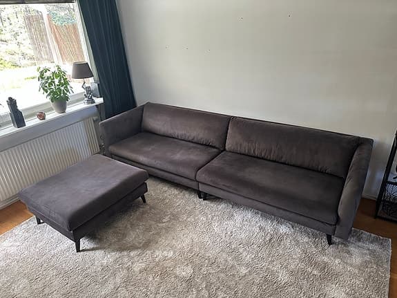 Soffa med pall | mörkgrå sammet | 4-sits