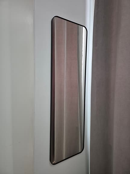 IKEA spegel helkropp med svart ram