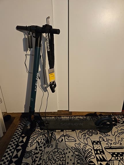 elscooter med display och belysning för barn