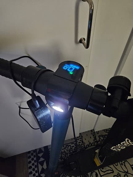 elscooter med display och belysning för barn