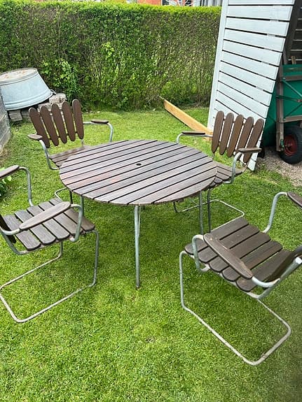 Runt trädgårdsbord med 4 stolar i trä och metall