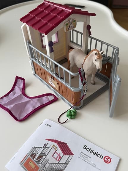 Schleich häststall med häst och tillbehör