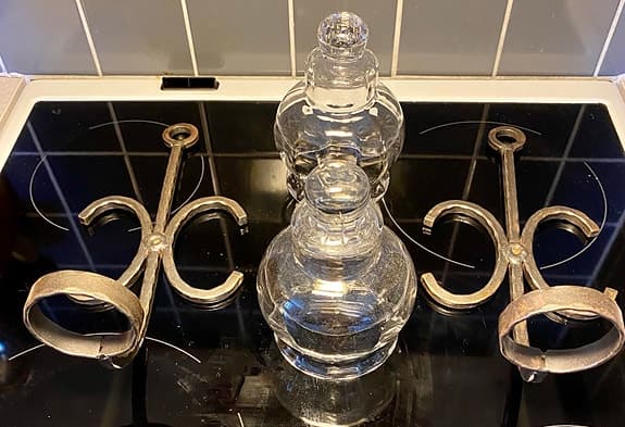 VÄGGLJUSHÅLLARE, ett par, smide, glas.
