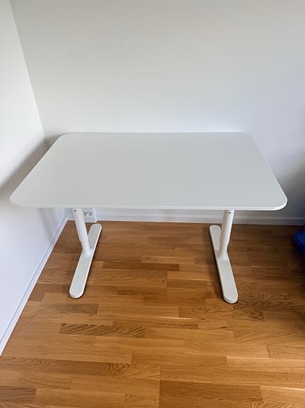 BEKANT skrivbord från IKEA