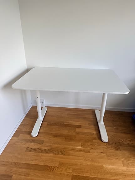 BEKANT skrivbord från IKEA