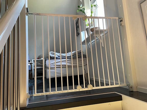 Vit barngrind / säkerhetsgrind för trappa