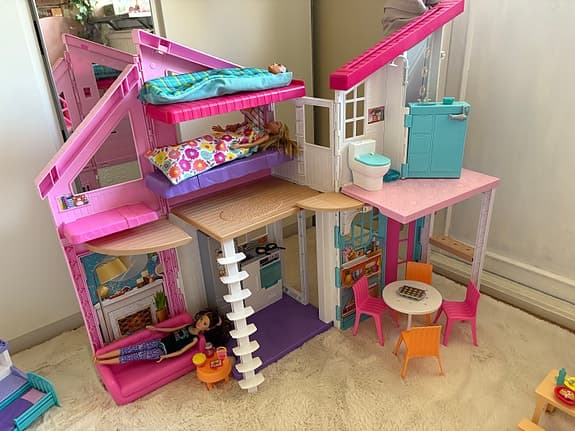 Barbie dockhus, husbil, bil och cafeset