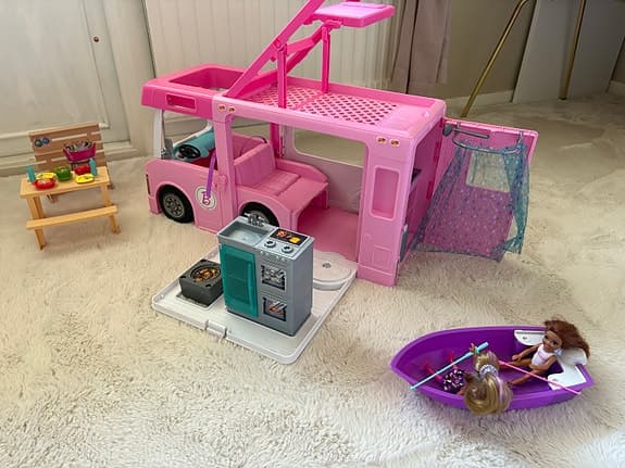 Barbie dockhus, husbil, bil och cafeset