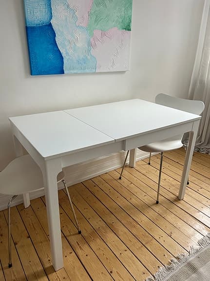 Vitt utdragbart matbord