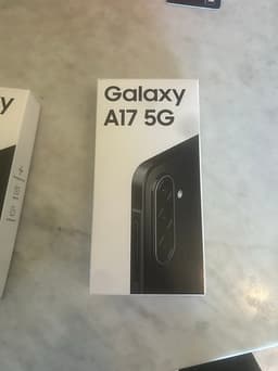 Samsung Galaxy A17 5G smartphone svart