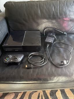 Xbox One med sladdar och kontroll