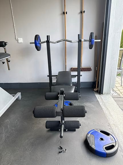 Bänkpress med viktskivor (blå hålgrepp för skivstång)