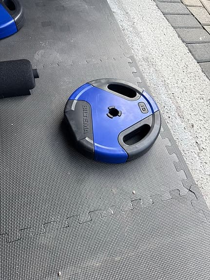 Bänkpress med viktskivor (blå hålgrepp för skivstång)