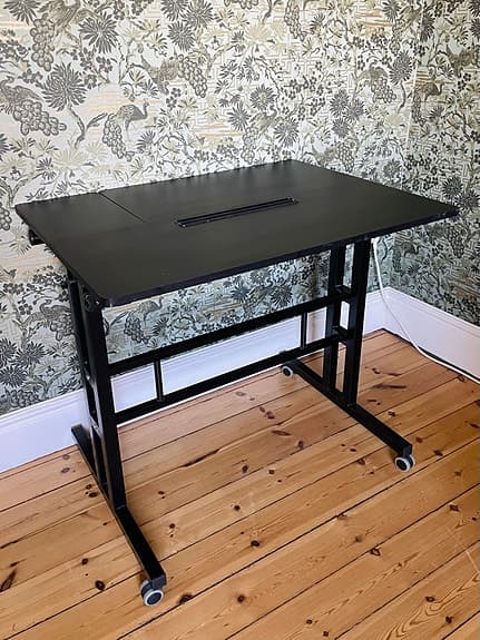 Höj- och sänkbart skrivbord. Justerbart skrivbord svart