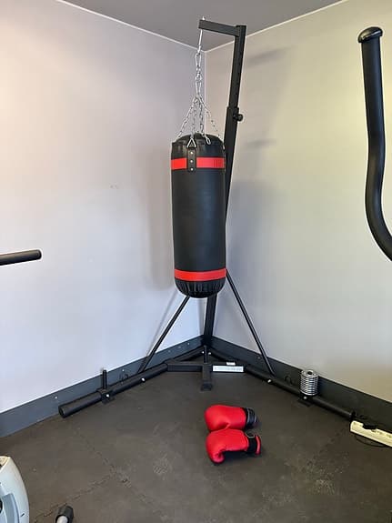 Boxsäck med ställning svart/röd