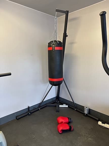 Boxsäck med ställning svart/röd