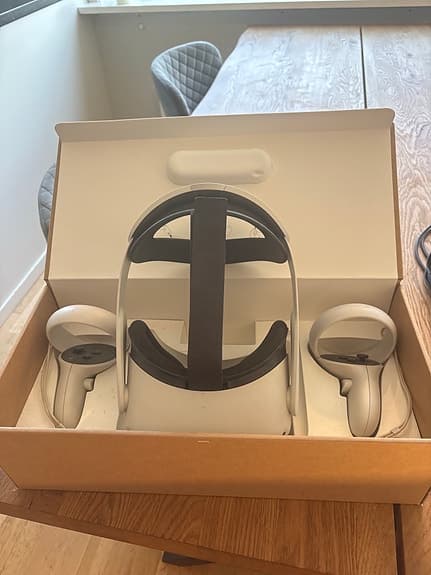 Meta Quest 2 VR-headset med handkontroller vit