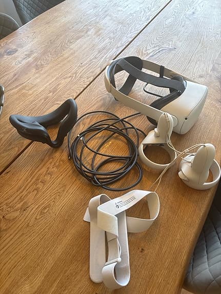 Meta Quest 2 VR-headset med handkontroller vit