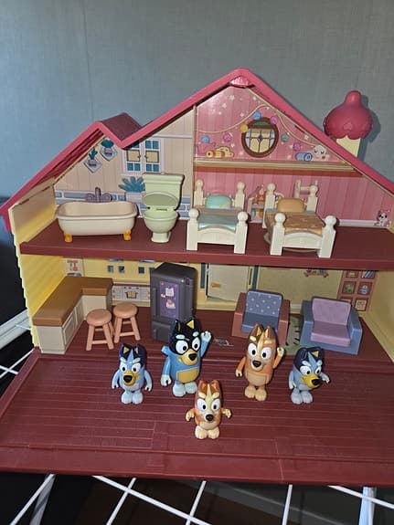 Bluey leksakshus med extra figurer