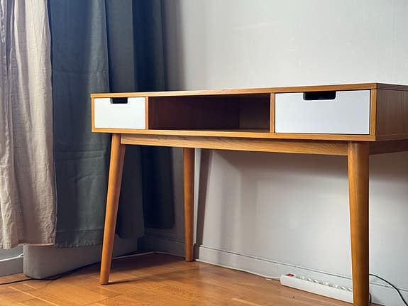 Skrivbord från Ellos Home i mycket fint skick