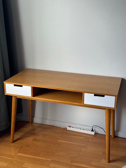 Skrivbord från Ellos Home i mycket fint skick