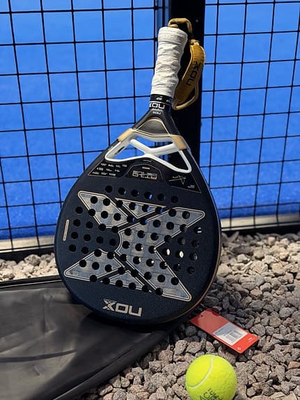 Nox padelracket svart/guld AT10 2026 TAPIA