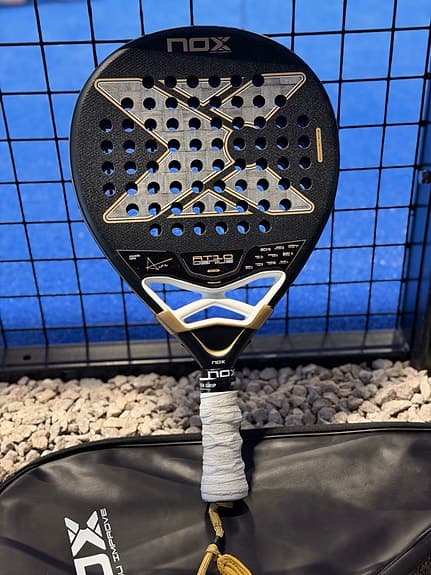 Nox padelracket svart/guld AT10 2026 TAPIA