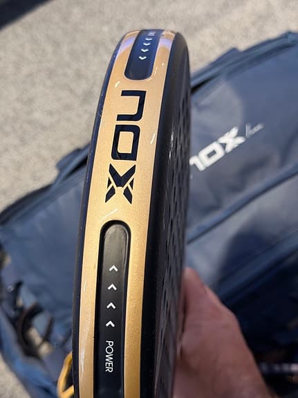 Nox padelracket svart/guld AT10 2026 TAPIA