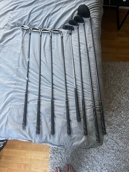 Golfklubbor järnset 6–9 + wedge och driver samt 3. Och 4 träklubbor