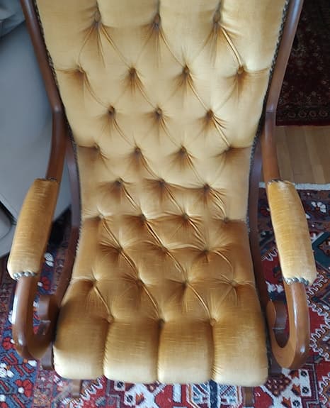 Gungstol i trä med gul sammet