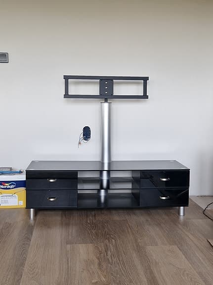 tv möbel i svart glas med vridbart stativ