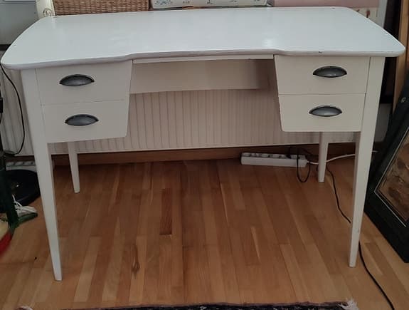 Vitt skrivbord med lådor