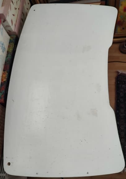 Vitt skrivbord med lådor
