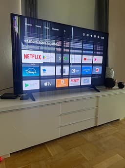 En 55 tum smart tv som har fått en smäll.