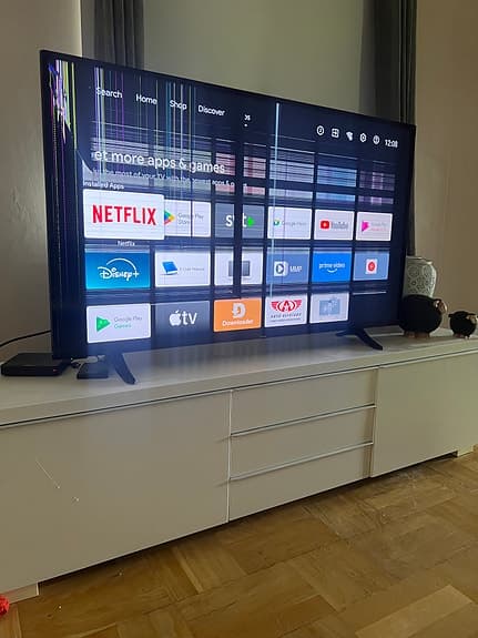 En 55 tum smart tv som har fått en smäll.