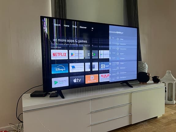 En 55 tum smart tv som har fått en smäll.
