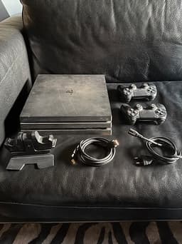 PS4 PRO med sladdar, 2 kontroller, laddningsstation och minecraft i skivformat
