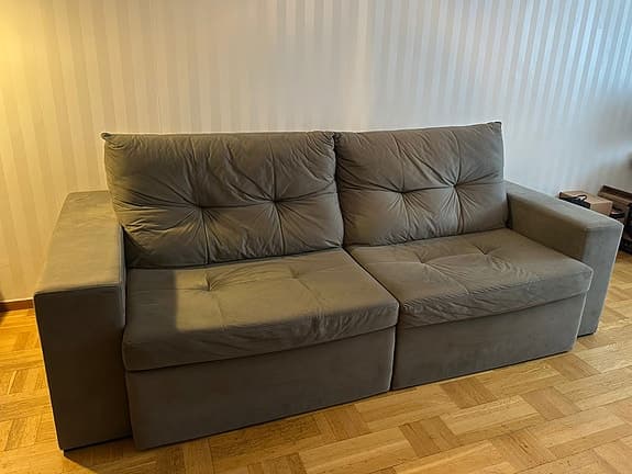 Grå 4-sits soffa med breda armstöd