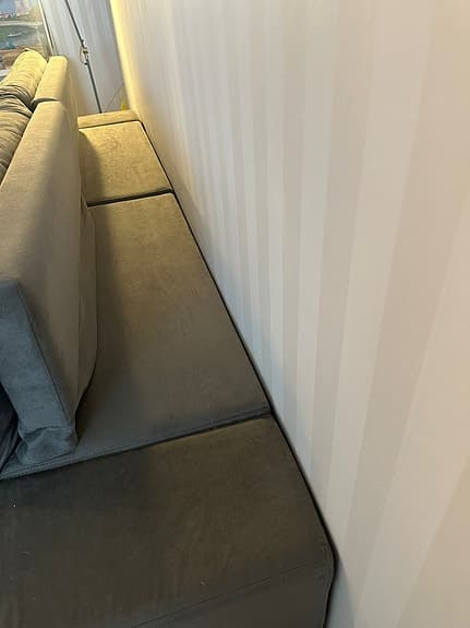 Grå 4-sits soffa med breda armstöd