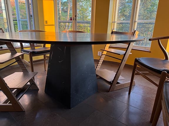 Runt matbord i sten 150x74cm.